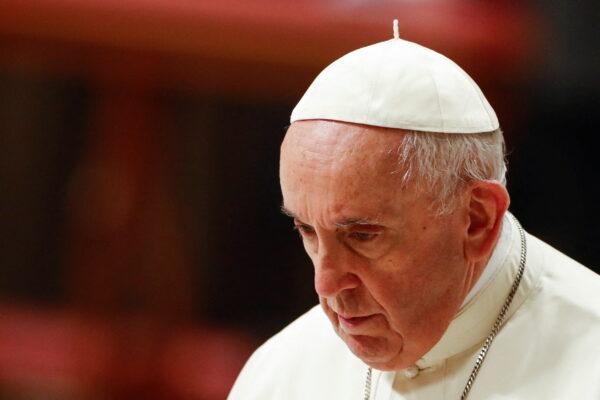 Ο Πάπας Φραγκίσκος επιβεβαίωσε ότι τα τρανς άτομα μπορούν να βαφτιστούν και να βαφτίζουν