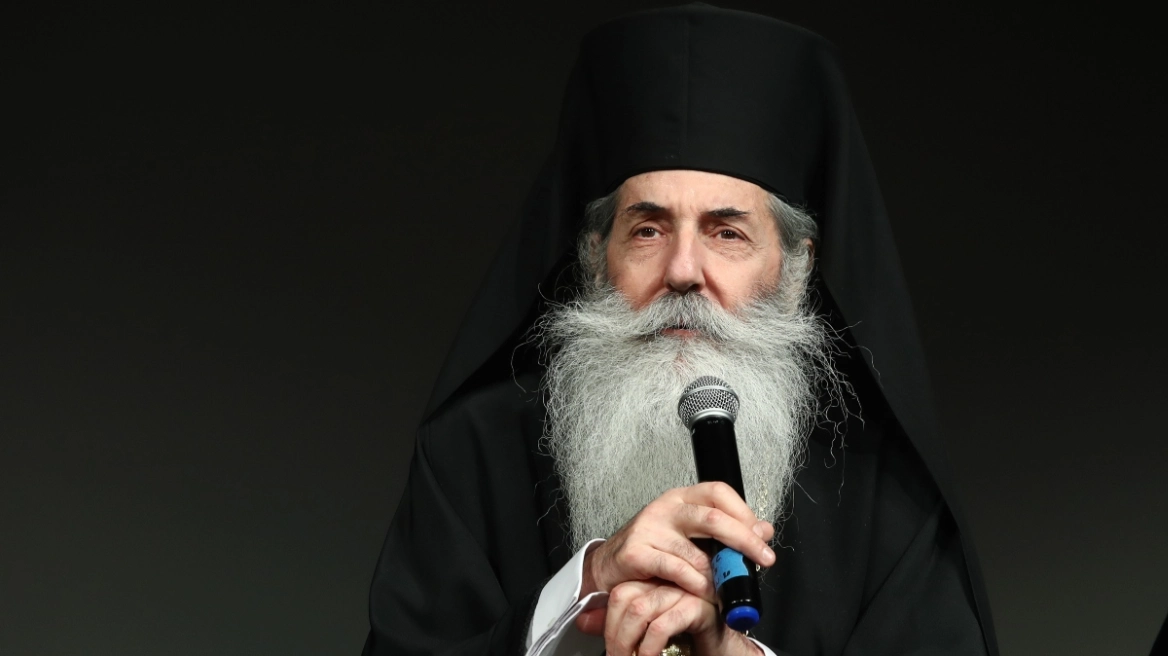 Η μητρόπολη Πειραιώς «αφορίζει» τους βουλευτές που ψήφισαν την ισότητα στο γάμο