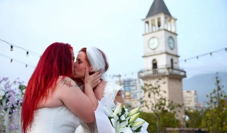 Ο πρώτος γάμος ομόφυλου ζευγαριού στην Αλβανία – Προκάλεσε αντιδράσεις