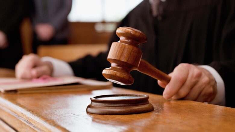 Ομοφυλόφιλος δάσκαλος απολύθηκε μετά την ανακοίνωση του γάμου μέσω Διαδικτύου