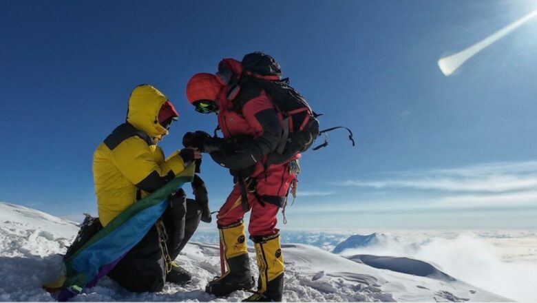 «Μια μαγική στιγμή»: Γκέι ζευγάρι αρραβωνιάστηκε στα 6190 μέτρα της κορυφής του Ντενάλι 