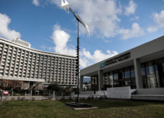 Βουλευτής του κόμματος «Νίκη» έσπασε εκθέματα στην Εθνική Πινακοθήκη γιατί τα θεωρούσε βλάσφημα