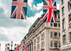 Βρετανία: Πιέσεις να «είναι λιγότερο γκέι» δέχονται ΛΟΑΤΚΙ+ άτομα στην εργασία τους