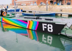 Fighting with Pride: Πλοίο του Ναυτικού τυλιγμένο στα χρώματα του ουράνιου τόξου 