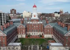 Η κυβέρνηση Τραμπ απαγορεύει στο Harvard University την εγγραφή διεθνών φοιτητών
