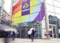 Η NatWest Bank απάντησε σε πελάτη της που προσβλήθηκε από τις σημαίες Pride στο υποκατάστημα να κάνει online τραπεζικές συναλλαγές
