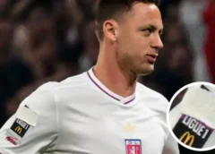 Πρώην αστέρας της Τσέλσι αντιμετωπίζει αποκλεισμό επειδή κάλυψε το λογότυπο κατά της ομοφοβίας κατά τη διάρκεια αγώνα