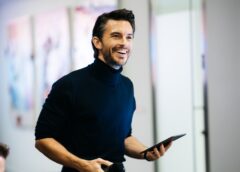 Ο Τζόναθαν Μπέιλι είναι «πολύ περήφανος» που υποστηρίζει την Εβδομάδα Σχολικής Ποικιλομορφίας