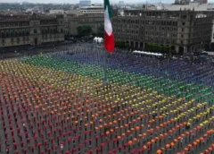 «Η μεγαλύτερη ανθρώπινη σημαία Pride που κατασκευάστηκε ποτέ» από χιλιάδες ακτιβιστές ΛΟΑΤΚΙ+ στο Μεξικό