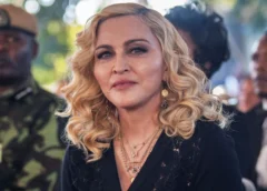 Η Μαντόνα υπερασπίζεται τα δικαιώματα των τρανς ατόμων με μπλουζάκι με το σύνθημα «Protect the Dolls»