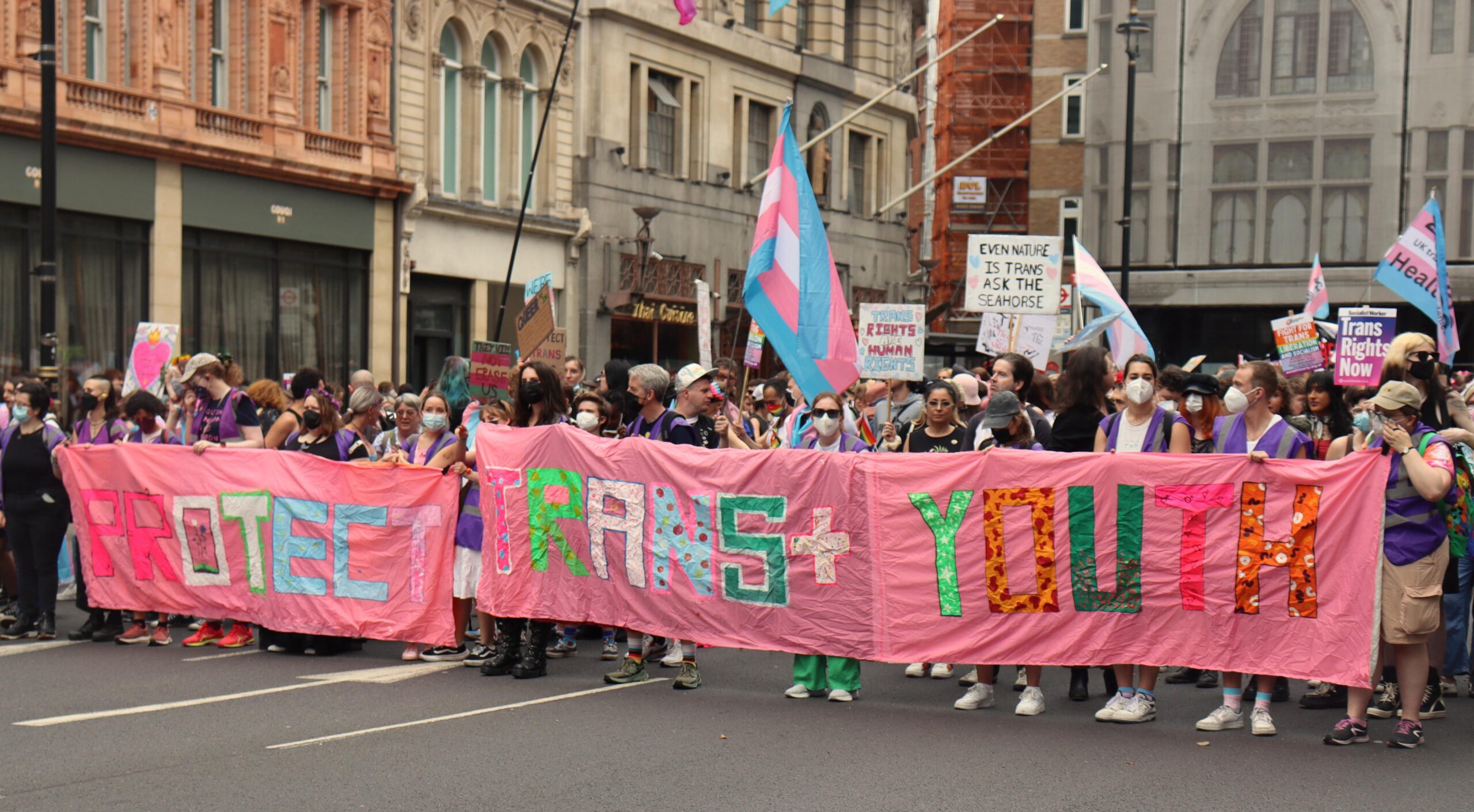 Δεκάδες χιλιάδες άνθρωποι βγήκαν στους δρόμους για το London Trans+ Pride 2025