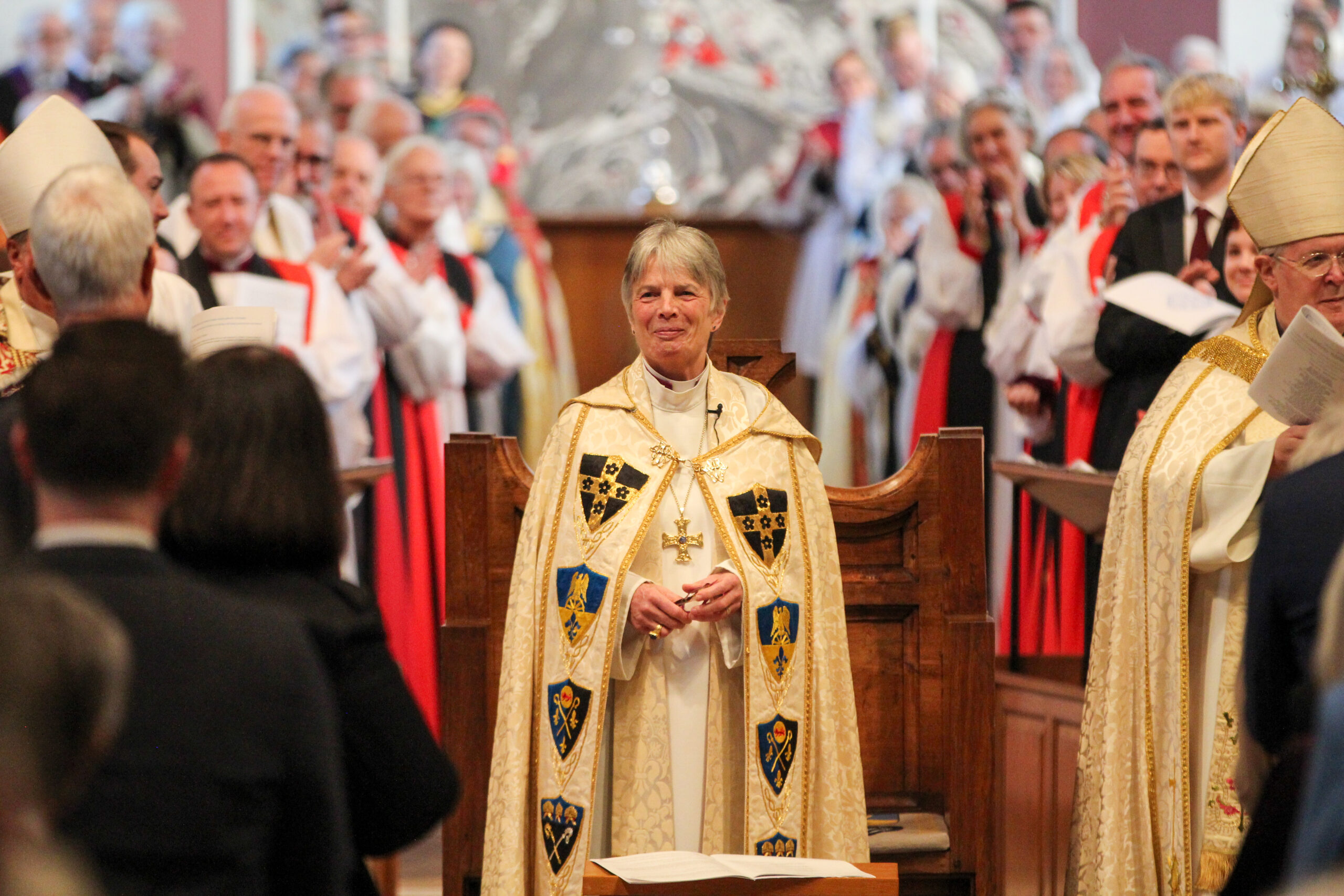 Η πρώτη λεσβία αρχιεπίσκοπος του Ηνωμένου Βασιλείου ελπίζει να δείξει ότι η εκκλησία «μπορεί να αλλάξει»