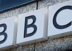 Το BBC αρνείται ότι ζήτησε από το προσωπικό του να περιγράφουν τις τρανς γυναίκες ως «βιολογικούς άνδρες»