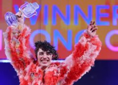 To Nemo επιστρέφει το τρόπαιο της Eurovision, ως αντίδραση στη συμμετοχή του Ισραήλ