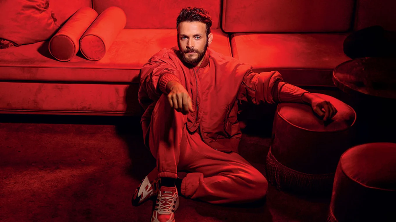 Γιώργος Μπένος: Για το γκει φιλί και την ιστορία των δύο αγοριών στο «Maestro»